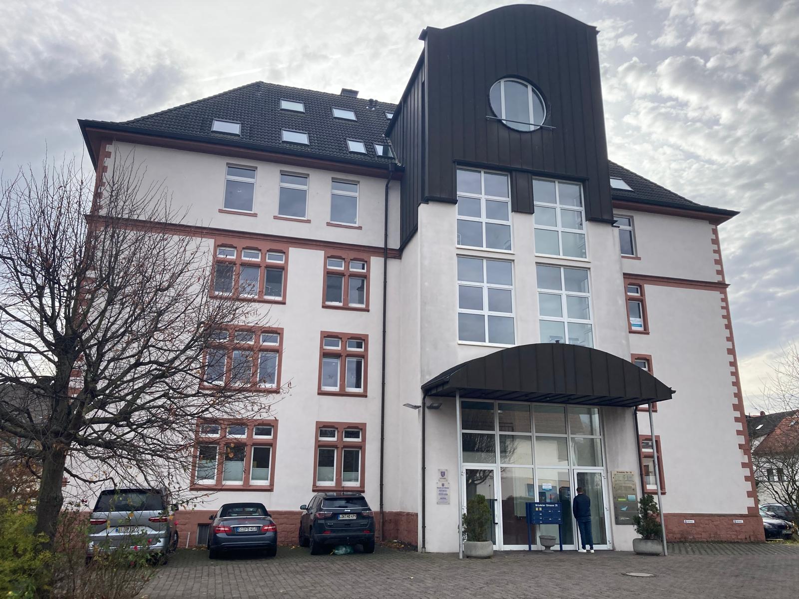 Bürogebäude Griedeler Straße 35 Butzbach, 5 Geschosse, Sandsteinfassade mit modernem Glaseingang
