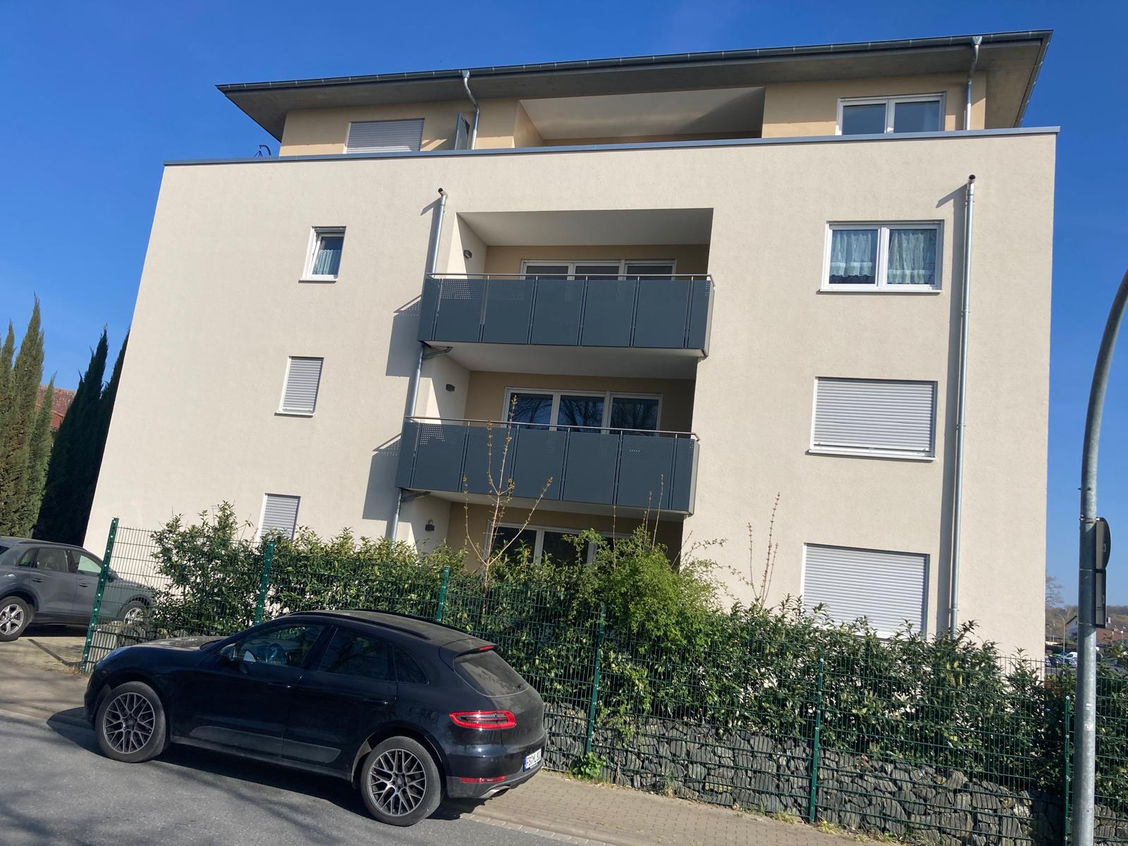 Mehrfamilienhaus Mozartstraße Butzbach, Balkonseite mit Glasgeländern